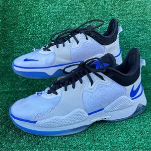 Nike Men's White and Black Athletic Shoes with Blue Highlights